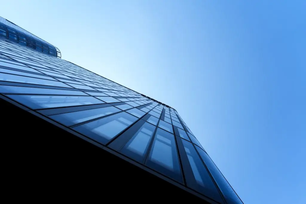 The Icon Vienna modernes Bürogebäude, Glasfassade und minimalistischem Design, unter strahlend blauem Himmel.